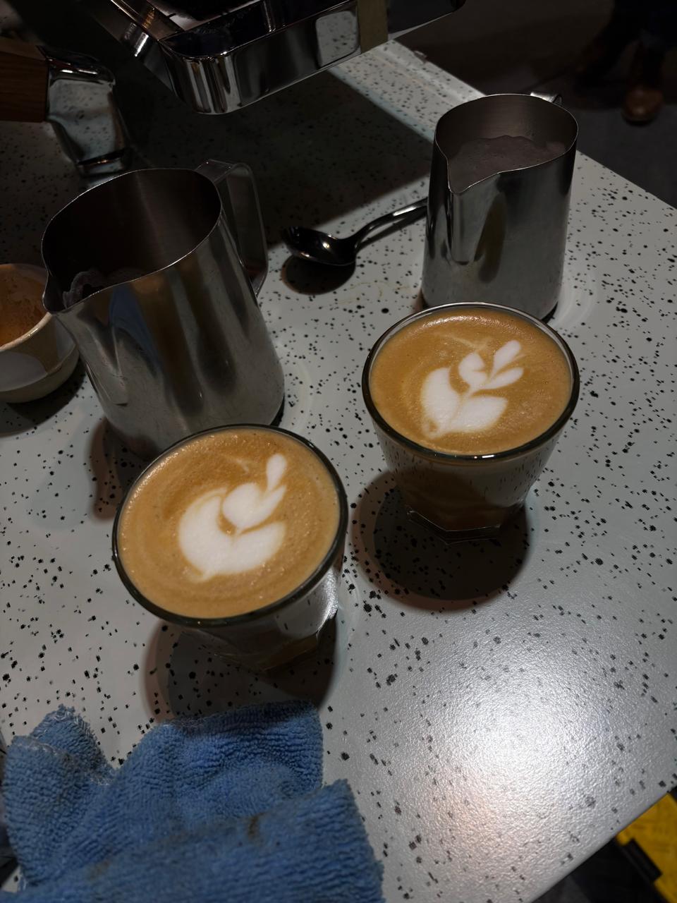 Dos lattes recién preparados en la barra